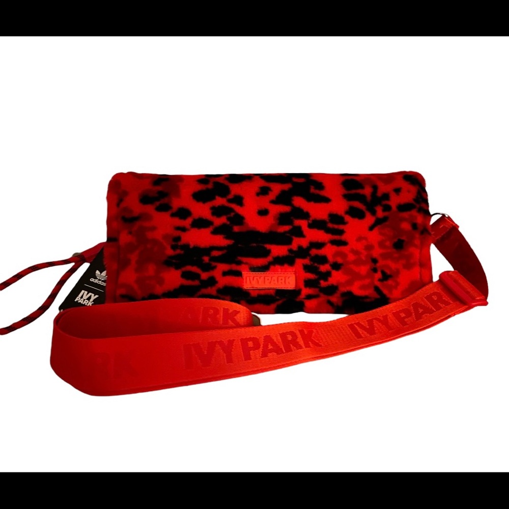 NWT IVY PARK x HEART Clutch